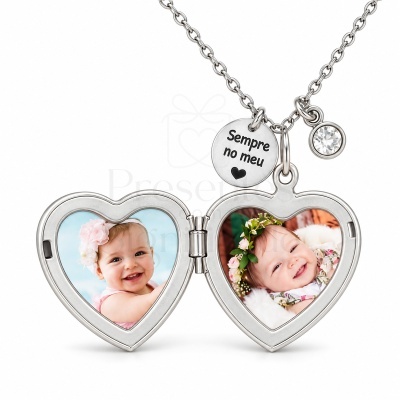 Colar prateado com medalha redonda gravada e pendente coração com fotos de bebés