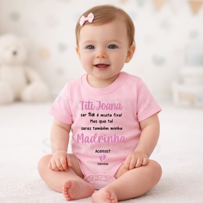 Bebé a sorrir com body cor-de-rosa e laço no cabelo sentado em tapete claro