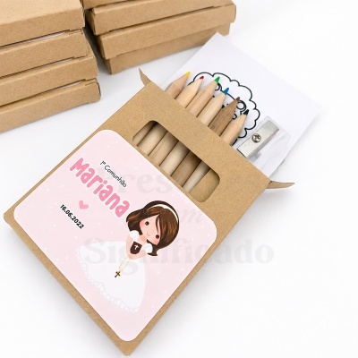 Conjunto de lápis de cor em embalagem reciclada com etiqueta personalizada para comunhão