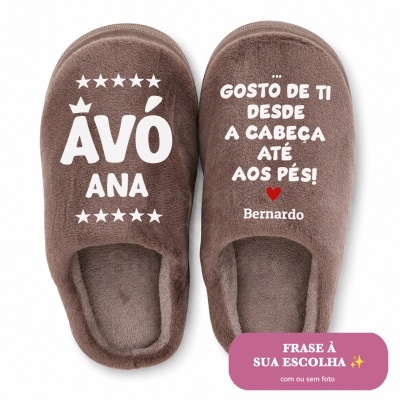 Chinelos castanhos personalizados com texto em branco para avó Ana e mensagem de carinho de Bernardo