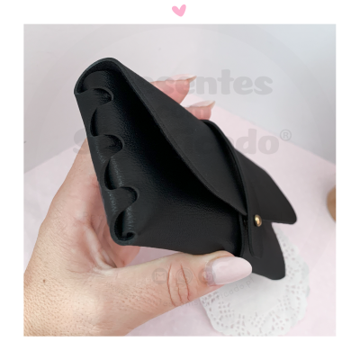 Carteira preta em couro com fecho dourado e costuras decorativas