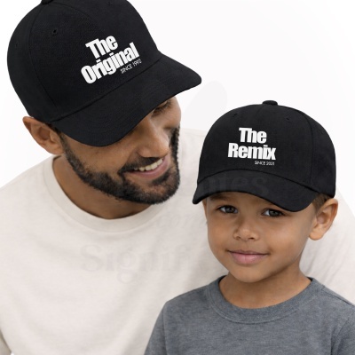 Adulto e criança usando bonés pretos com letras brancas e t-shirts simples