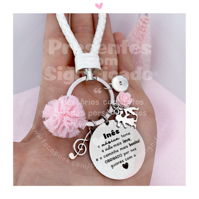 Colar com pendente redondo prateado, acessórios rosa e branco em cordão trançado