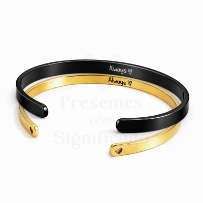 Conjunto de duas pulseiras abertas, uma preta e outra dourada, com gravação Always e corações