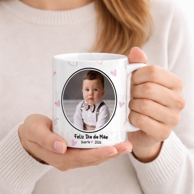 Caneca branca com foto de bebé e texto Feliz Dia da Mãe Duarte 2026
