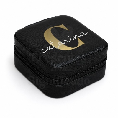 Estojo preto quadrado com letra C dourada e palavra catarina