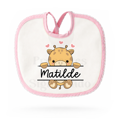 Babete infantil branco com borda rosa e desenho de girafa com nome Matilde.