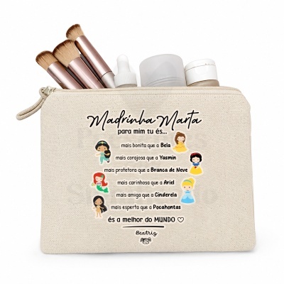 Estojo bege com pincéis de maquilhagem, frascos e texto personalizado para madrinha Marta com personagens em estilo cartoon.