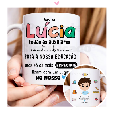 Caneca branca personalizada com texto e ilustração a segurar com as mãos.