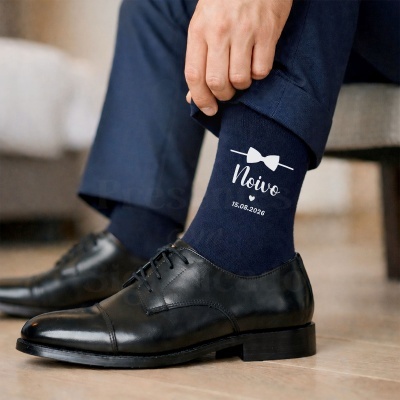 Meia azul escuro com texto branco Noivo e data 15.08.2026 usada com sapato formal preto