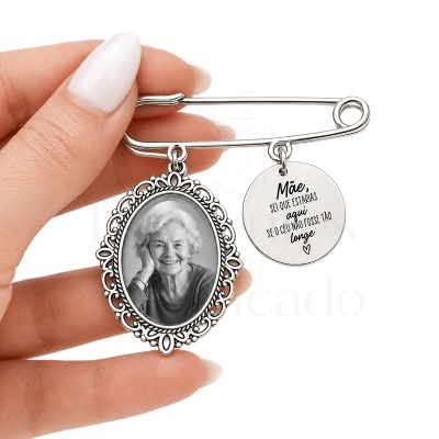 Alfinete prateado com moldura oval e medalhão redondo com texto para mãe