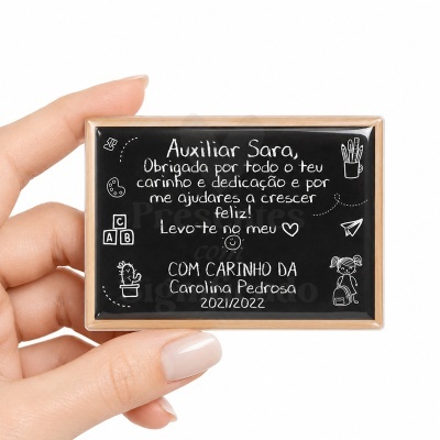 Pequeno quadro de madeira com mensagem de agradecimento escrita em português e desenhos infantis em branco