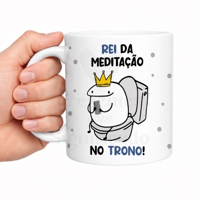 Caneca branca com ilustração e texto humorístico sobre meditação