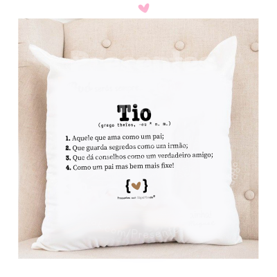 Almofada branca com texto em português sobre o significado de 'Tio' colocada num sofá bege