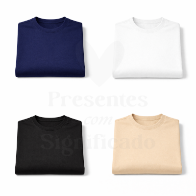 Quatro t-shirts dobradas azul escuro, branco, preto e bege sobre fundo branco