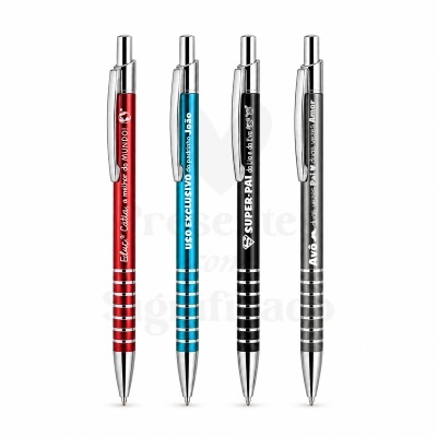 Quatro canetas metálicas coloridas com texto personalizado em branco