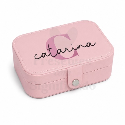 Caixa cor de rosa com nome Catarina e fecho metálico