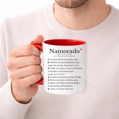 Caneca branca com interior e pega vermelhos com texto em português sobre Namorado, segurada por uma mão.