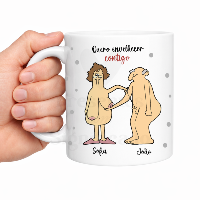 Caneca branca com caricatura de casal idoso e texto em português