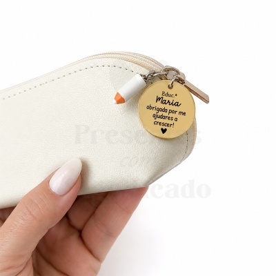 Estojo branco com chaveiro dourado e pendente de lápis