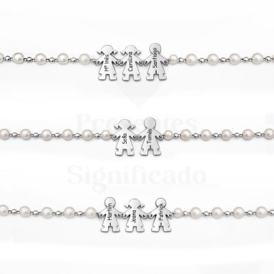 Pulseiras com contas brancas e pingentes metálicos em forma de figuras humanas com nomes gravados