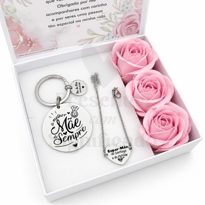 Caixa branca aberta com conjunto de presente para mãe incluindo porta-chaves, colar com pendente de coração e três rosas cor-de-rosa artificiais
