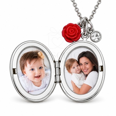Colar com medalhão oval aberto contendo duas fotografias e dois pingentes, um vermelho em forma de rosa e outro com pedra brilhante.