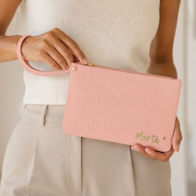 Mala de mão rosa com alça e fecho dourado, personalizada com o nome Marta