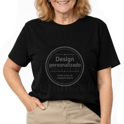 T-shirt preta com design personalizado em cinza vestida por mulher