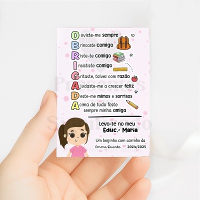 Cartão agradecimento com textos, desenhos escolares e ilustração de rapariga em fundo rosa claro.