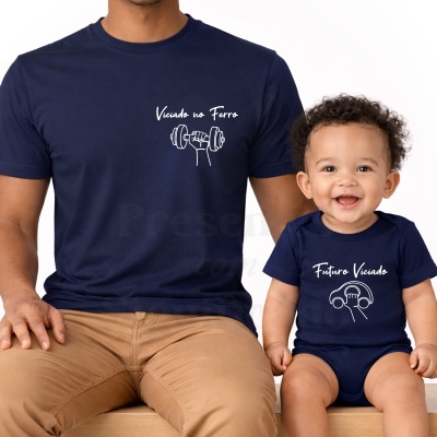 Conjunto de t-shirt azul escura para adulto e body azul escuro para bebé com frases em branco e desenhos relacionados com fitness e música.