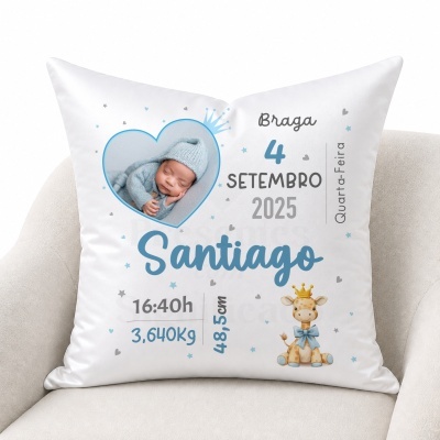 Almofada branca com foto de bebé e texto personalizado de nascimento