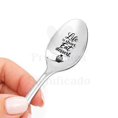 Colher de metal com texto e desenho de cupcake