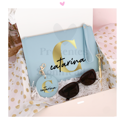 Conjunto de acessórios azuis, dourados e pretos em tecido branco com bolinhas douradas