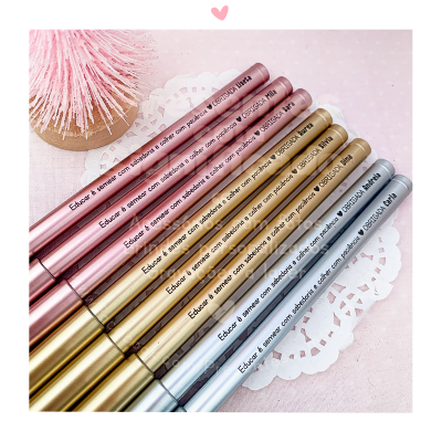 Conjunto de canetas esferográficas metálicas em rosa, dourado e prata com texto impresso em português