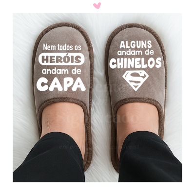 Chinelos castanhos com texto branco e símbolo de super-herói
