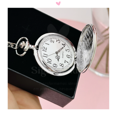 Relógio de bolso prateado com mostrador branco dentro de caixa preta