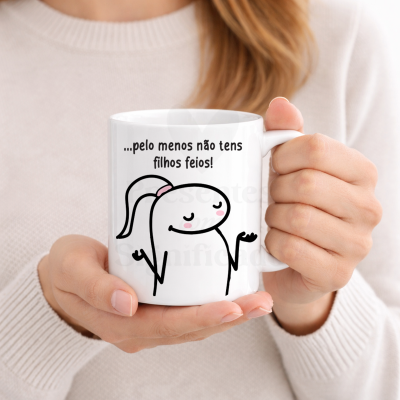 Caneca branca com desenho e texto humorístico em português.