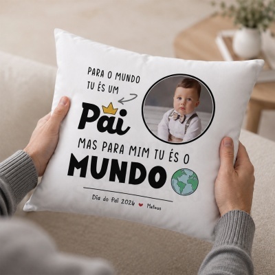 Almofada branca com foto de bebé e frase em português sobre o pai