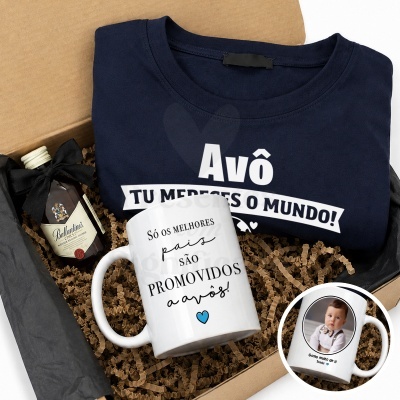 Conjunto de presente com t-shirt azul escura, caneca branca com texto e mini garrafa de Ballantines