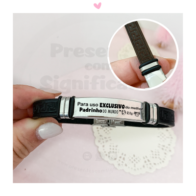 Pulseira masculina preta com placa metálica gravada para padrinho