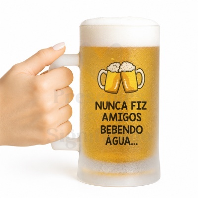 Caneca de vidro com cerveja e texto humorístico em português