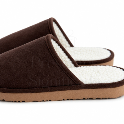 Chinelos castanhos com interior branco felpudo e sola castanha