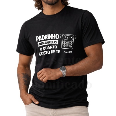 T-shirt preta com design branco e texto para padrinho.