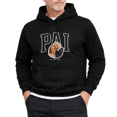 Sweatshirt preta com capuz estampada com a palavra PAI e fotografia de duas pessoas.