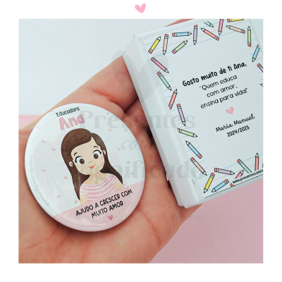Botão personalizado para educadora Ana com ilustração e embalagem com mensagem colorida