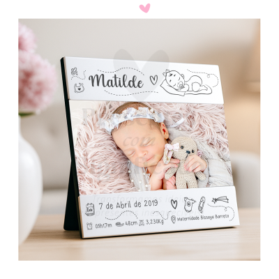 Moldura de mesa branca com foto de bebé a dormir e texto com dados do nascimento