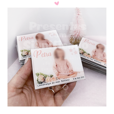 Quadrados personalizados para lembrança de batismo com foto e texto em rosa