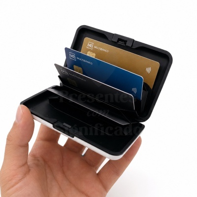 Carteira porta-cartões preta com três cartões Multibanco