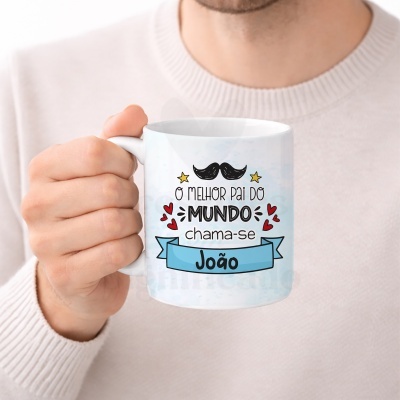 Caneca branca com texto personalizado e elementos decorativos segurada por uma mão